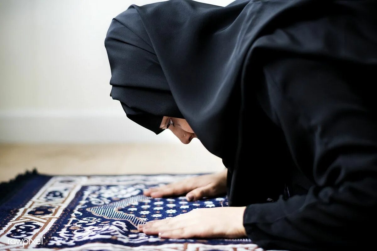 Мусульманка молится. Мусульманин молится. Молящаяся девушка мусульманка. Она читает намаз