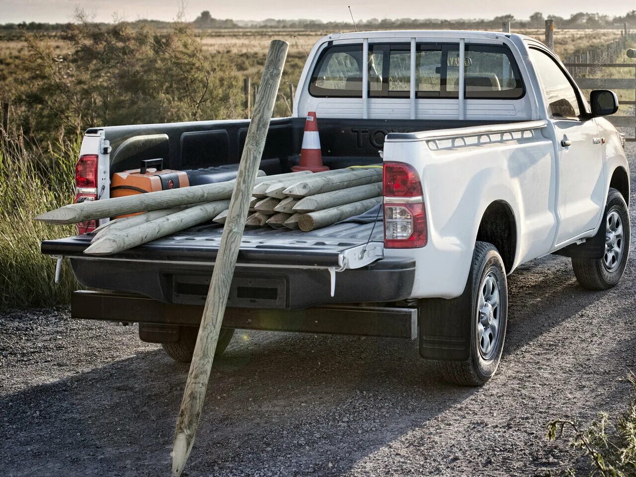 Ездить на пикапе. Тойота Хайлюкс фермер. Toyota Hilux XTRCAB. Грузоподъемность Toyota Hilux. Toyota Hilux Extra Cab.