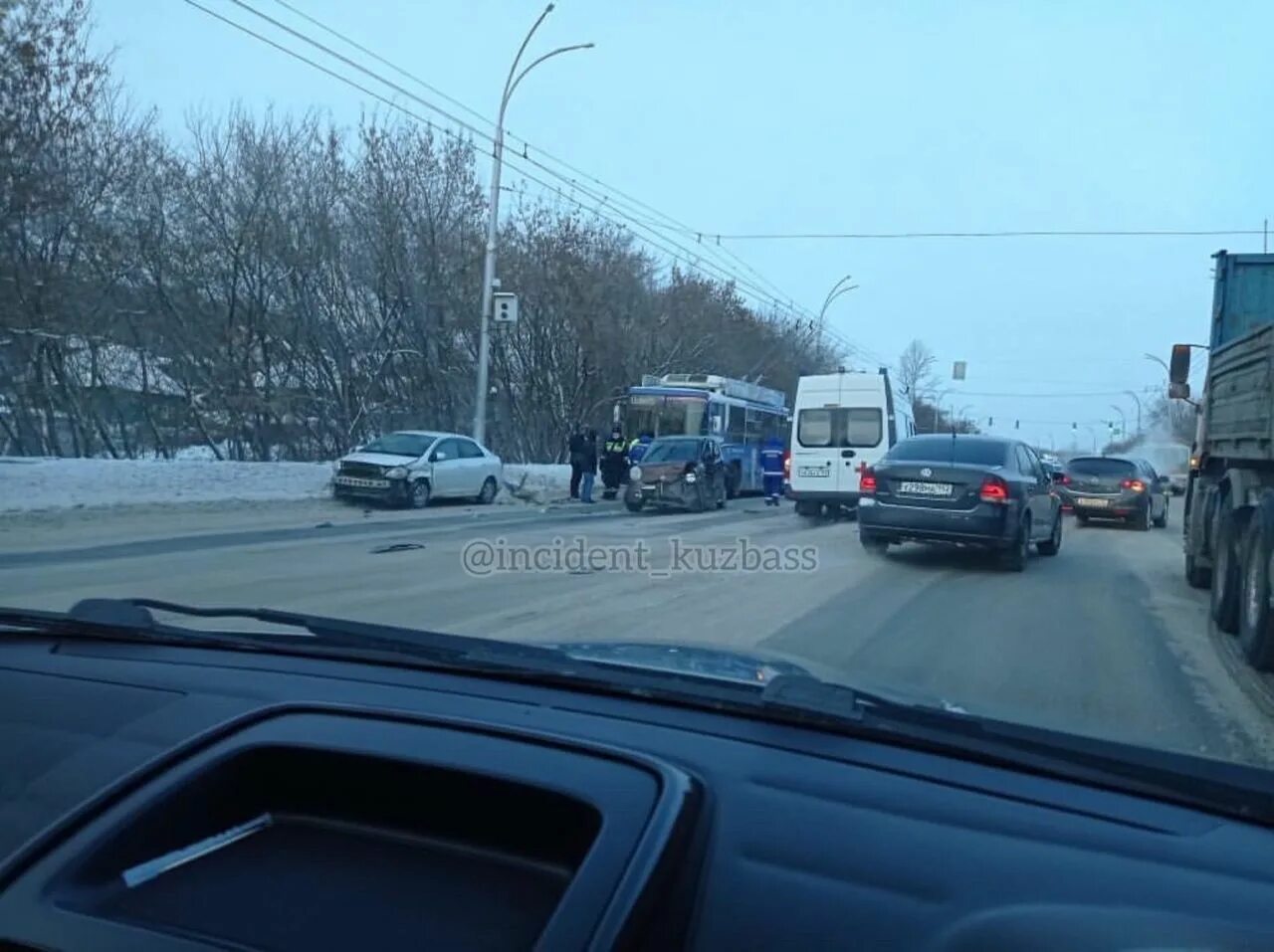 ДТП на Терешковой Кемерово. Авария со скорой помощью за Краснокамском на мосту. Авария со скорой помощью на Терешкова. Авария на улице Терешковой Кемерово Инфинити. Ремонт моста в кемерово на терешковой