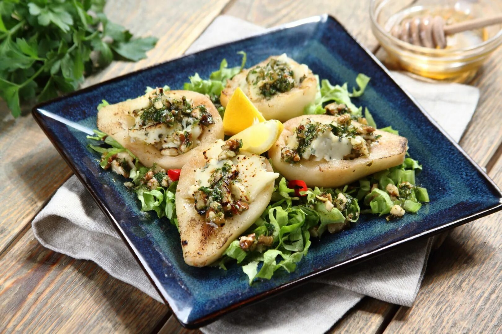 Запеченная груша с сыром с плесенью. Закуска с грушей и сыром. закуска с грушей и голубым сыром. груша с голубым сыром. груша с сыром дор блю запеченная.