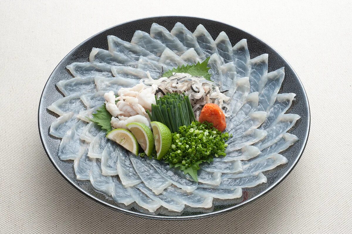 Рыба фугу блюдо. Рыба фугу сашими. Японская кухня фугу. Рыба фугу в японии. Фугу сашими.