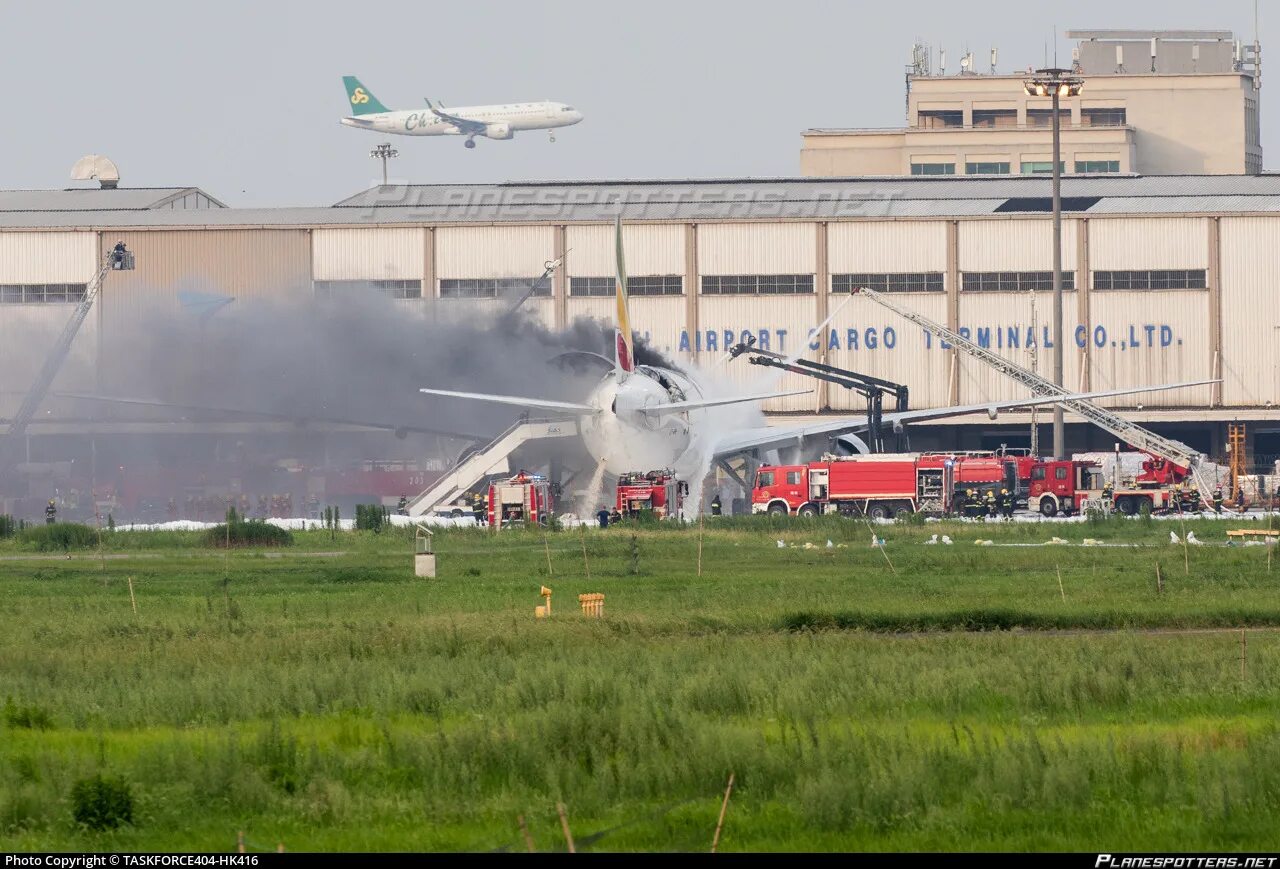 Et 761 ethiopian airlines. Самолет в аэропорту Шанхай. Самолёт Ethiopian 777. Et761 Ethiopian Airlines места.