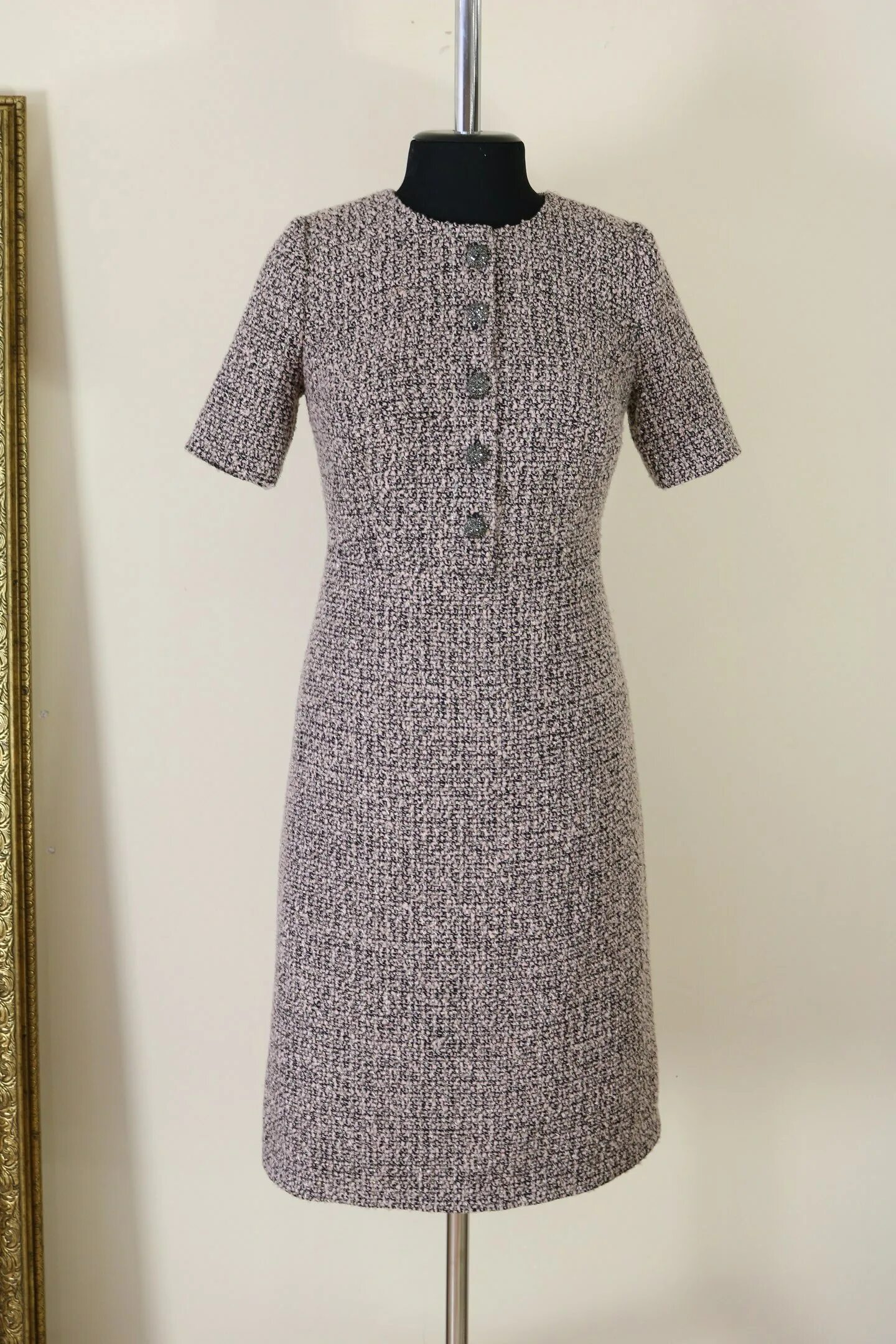 твидовый костюм шанель 2020. платье в стиле шанель. платье из твида в стиле. сарафан из твида шанель. платье шанель из твида 2022.