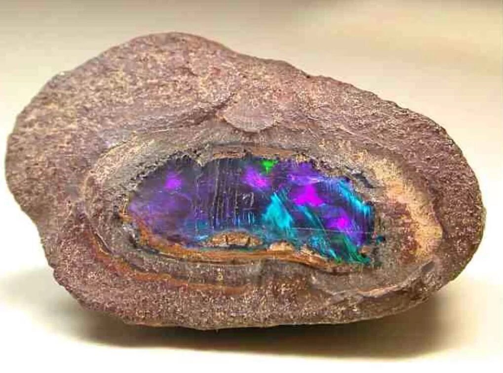 Жеода камень жеод. Камень изнутри. Императрица уругвая аметистовая жеода. Кварц жеода камень. Минерал жеода известняк.