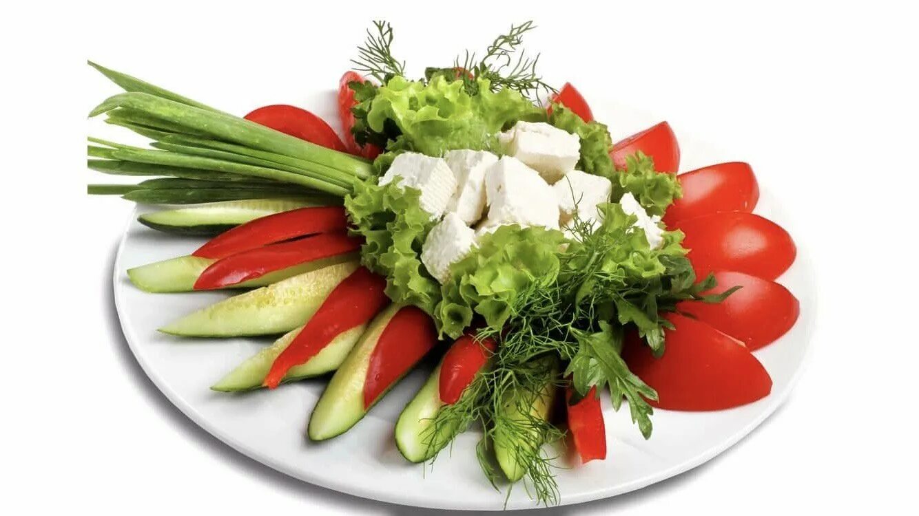Свежие овощи и сыры. Овощное ассорти «по-болгарски». Свежие овощи на тарелке. Овощное ассорти с брынзой. Тарелка с овощами.