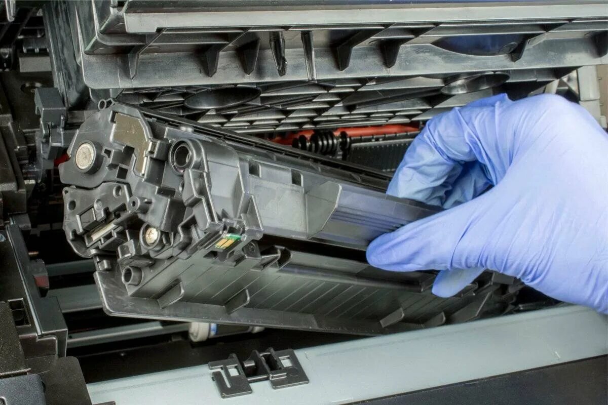 заправщик картриджей. заправить лазерный. засыпаем тонер в картридж hp. заправить лазерный. заправка принтера.