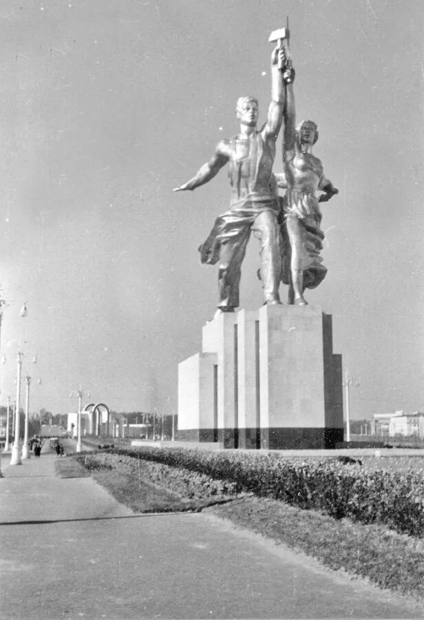 Скульптура мухиной рабочий и колхозница. Скульптура мухиной рабочий и колхозница. Советские фотографии памятник. Комсомольск-на-амуре комсомольцам 30. Рабочий и колхозница в париже 1937.