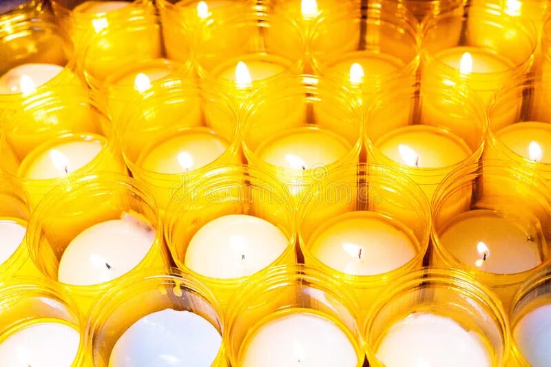 деревянная подставка для свечей. чайные свечи в интерьере. свечки внутрь. свечи таблетки. красивые свечки.