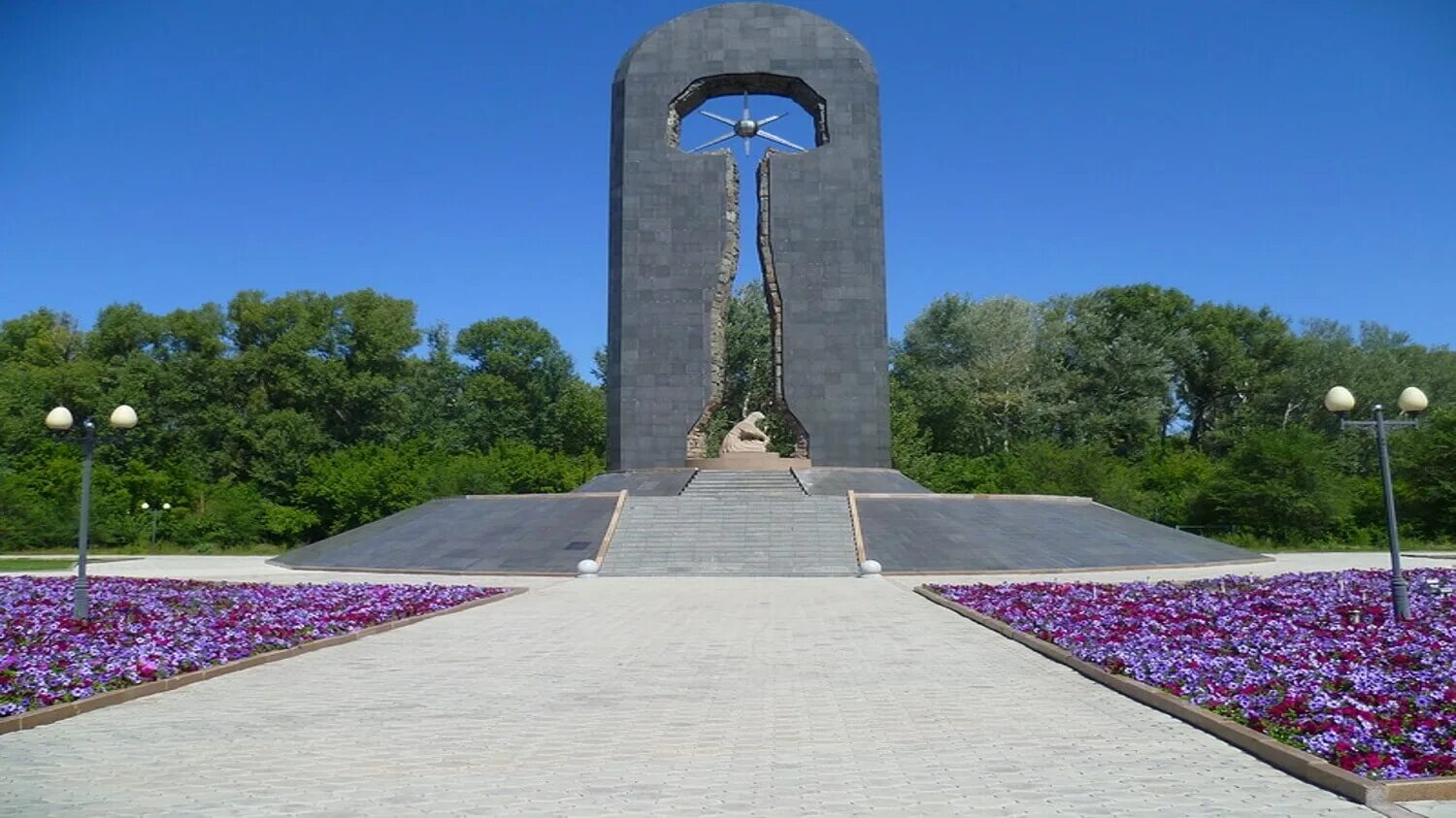 Семипалатинск город в Казахстане. Семипалатинск остров Полковничий. Семипалатинск полигон монумент. Мемориал Семипалатинск. Ковид семей