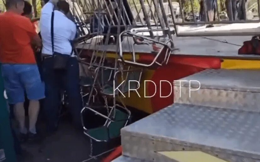 Рухнул аттракцион. Аттракцион. падение карусели в оренбурге. упала карусель в оренбурге.