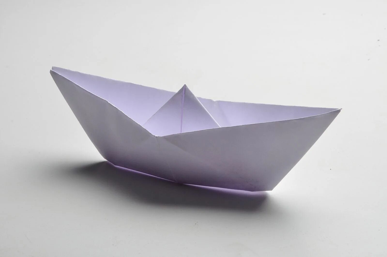 Бумажный кораблик. Много бумажных корабликов. Украшения на кораблик оригами. Бумажный кораблик вид сверху. Бумажный кораблик из желтого.