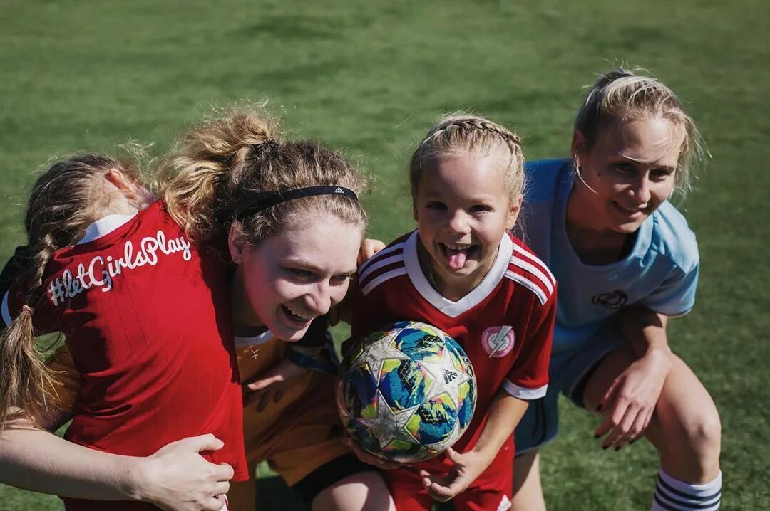 Футбольная школа девочки. Женский футбол екатеринбург. Lehmann футболистка. Футбольная школа девочки. Женский школьный футбол.