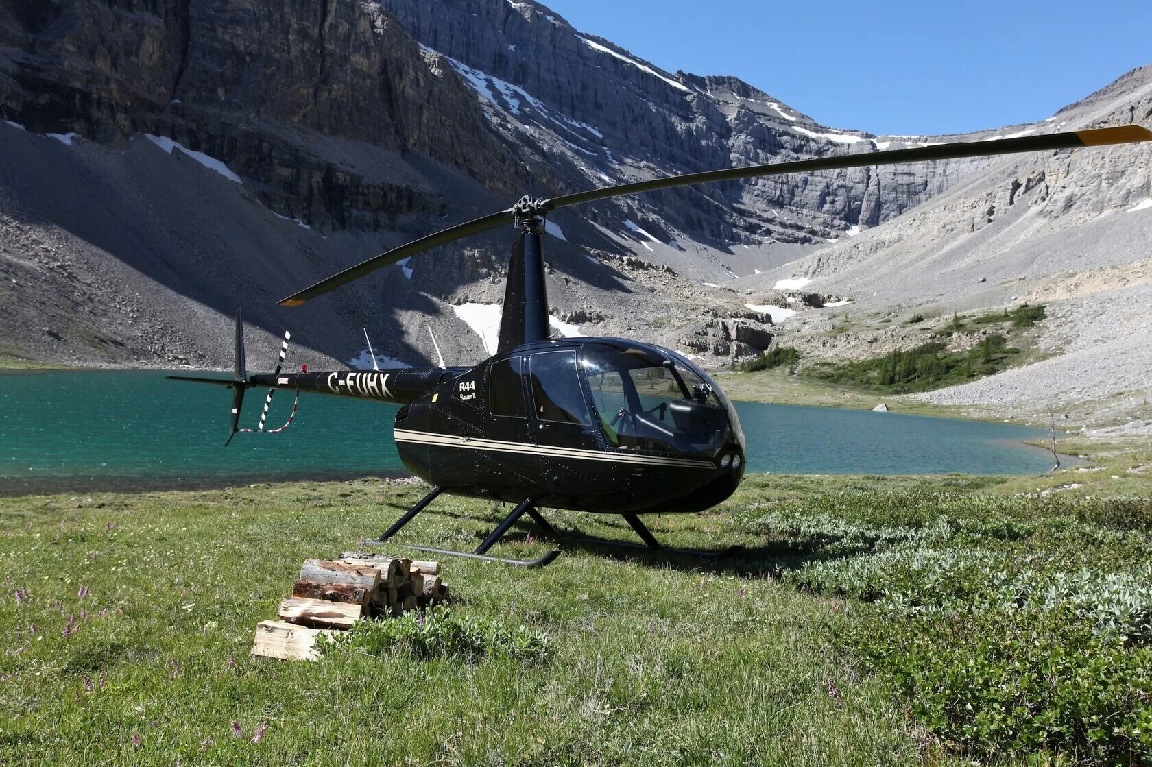 Вертолеты над озером. Robinson r66. Вертолет Robinson 44 Горно Алтайск. Robinson r44 в горах. Robinson r44 Авиалесоохрана.