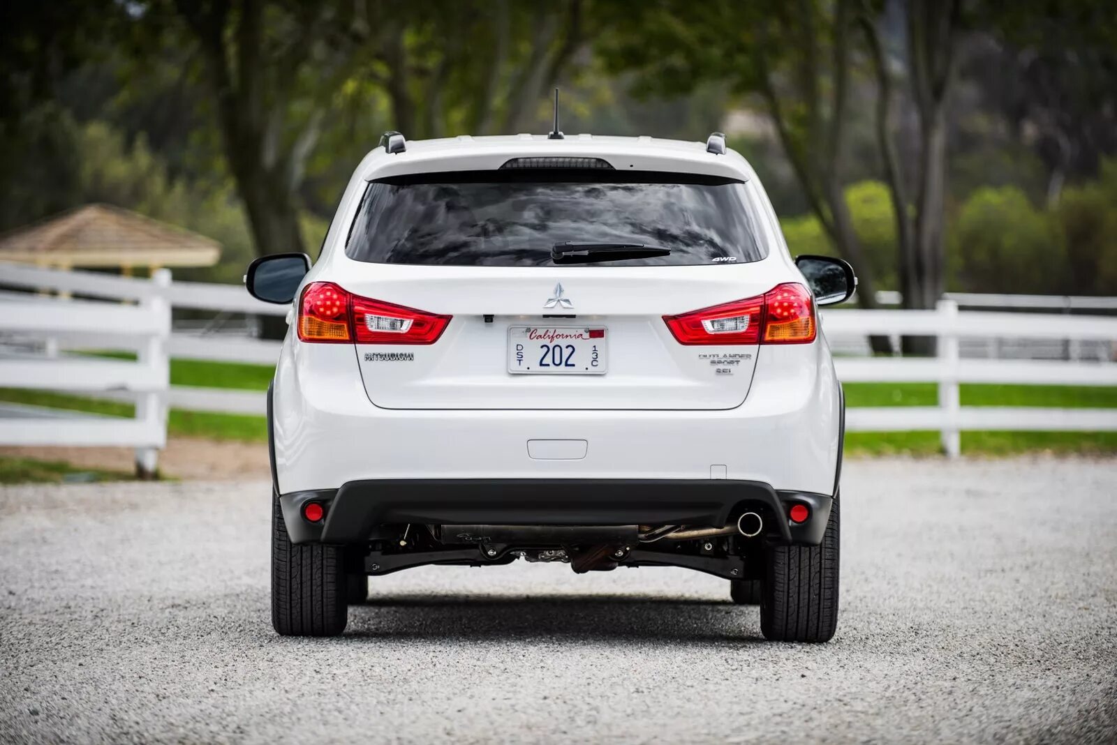 Фото машина задний. Митсубиси Аутлендер спорт 2016. Mitsubishi Outlander Sport 2016. Mitsubishi Outlander ASX. Мицубиси АСХ спорт.