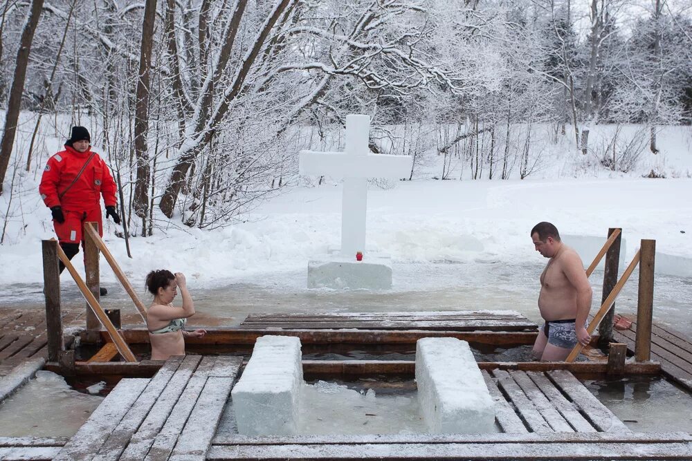 Крещение господне праздник прорубь. Можно идти в баню на крещение. Купание на крещение. Купание на крещение. Крещенское купание в проруби.