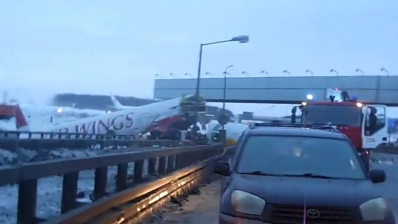 Авиакатастрофы видео не для слабонервных. Авиакатастрофы видео не для слабонервных. Самолёт врезался в мост 1982. Авиакатастрофы видео не для слабонервных ютуб. Катастрофа в египте 2015 году крушение самолета.