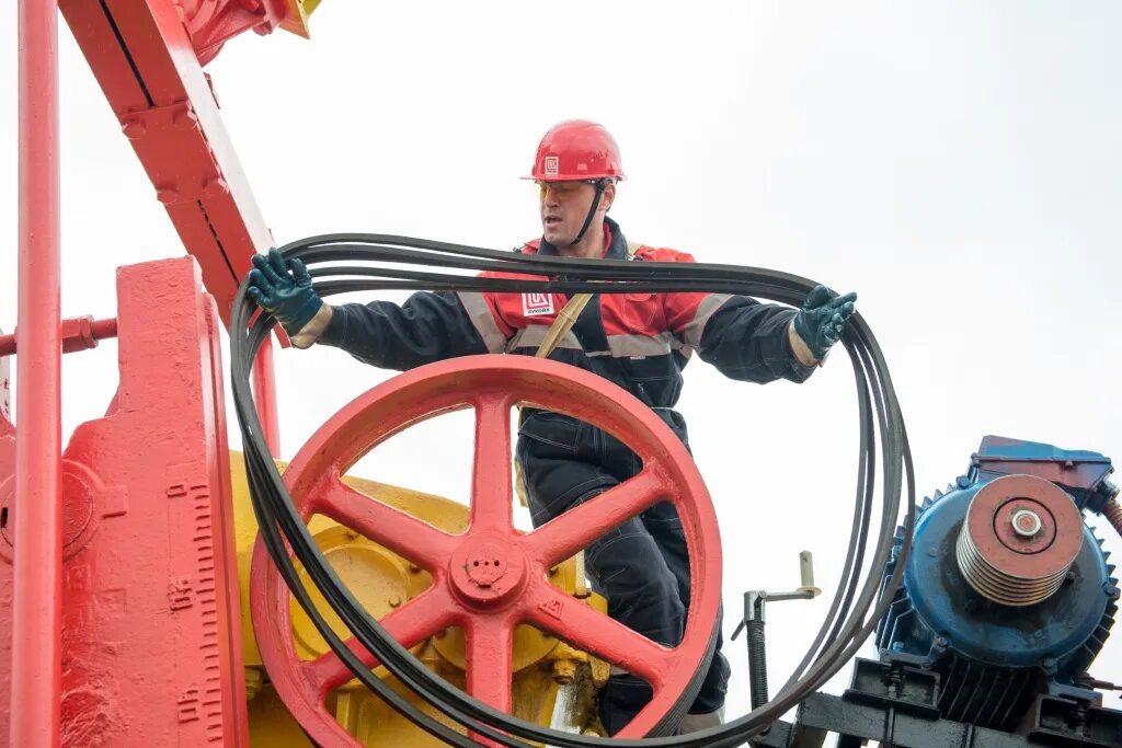 Работа оператор добычи. Оператор добычи нефти и газа. оператор по добыче нефти. профессия оператор по добыче нефти и газа. инструменты оператора по добыче нефти и газа.