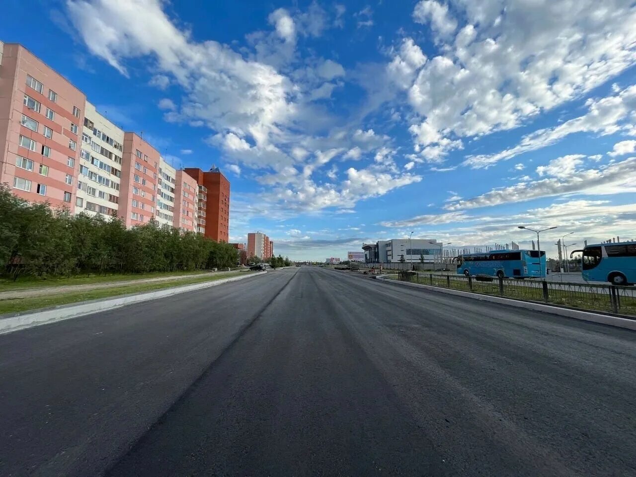 Новый уренгой улицы. Новый уренгой белые ночи. 70 лет октября новый уренгой. новый уренгой улица новая.