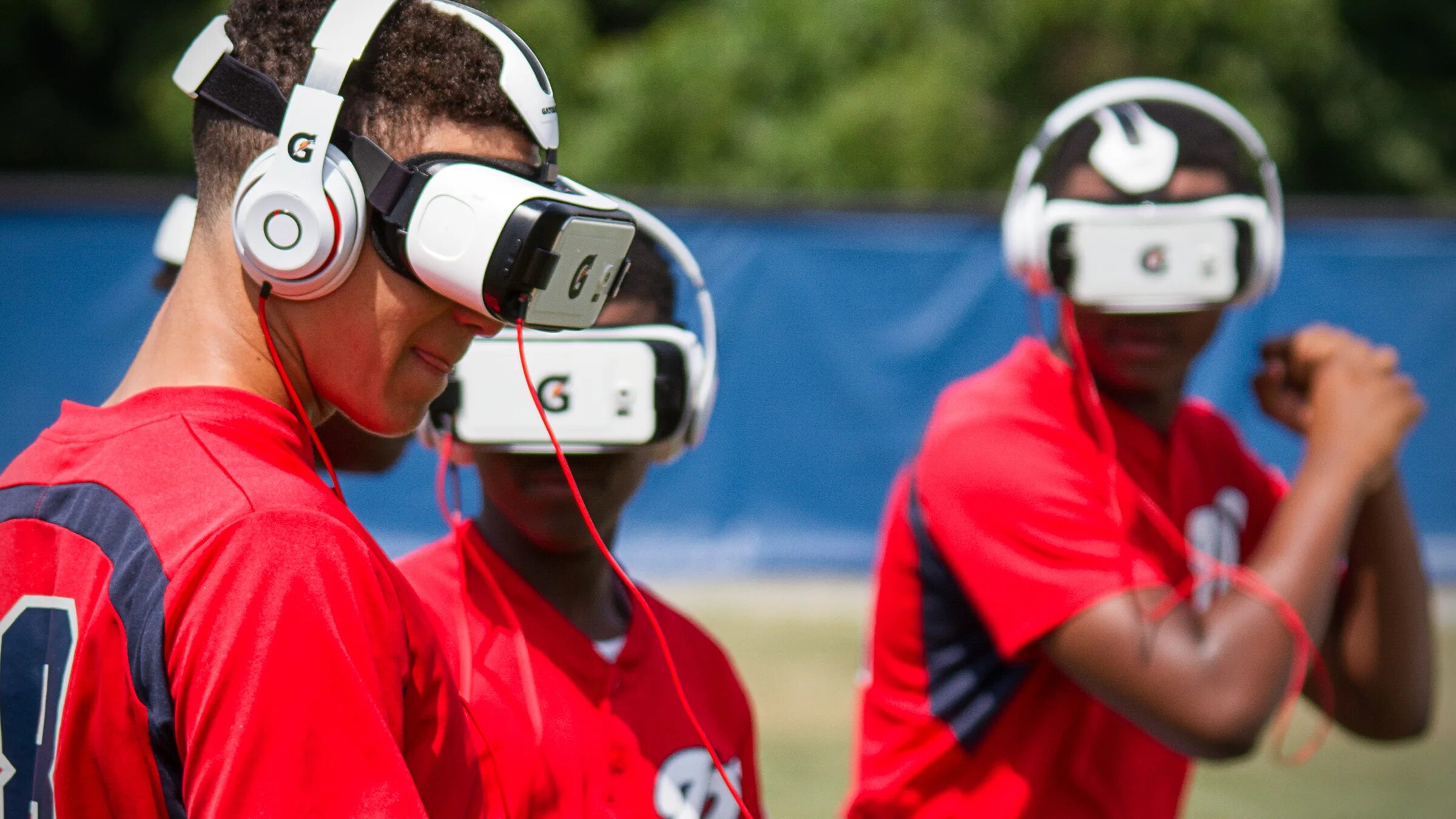 Виртуальная реальность в спорте. Дополненная реальность в спорте. Спорт в шлемах виртуальной реальности. VR технологии в спорте.