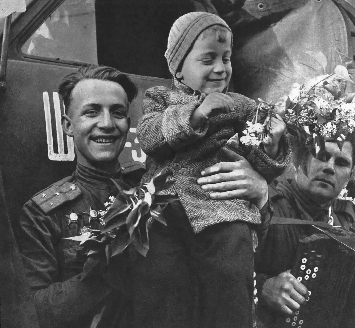 Советские солдаты 1945 победа. Кадры Победы 1945. Фотохроника Победы 1945. Встреча Победы 1945.