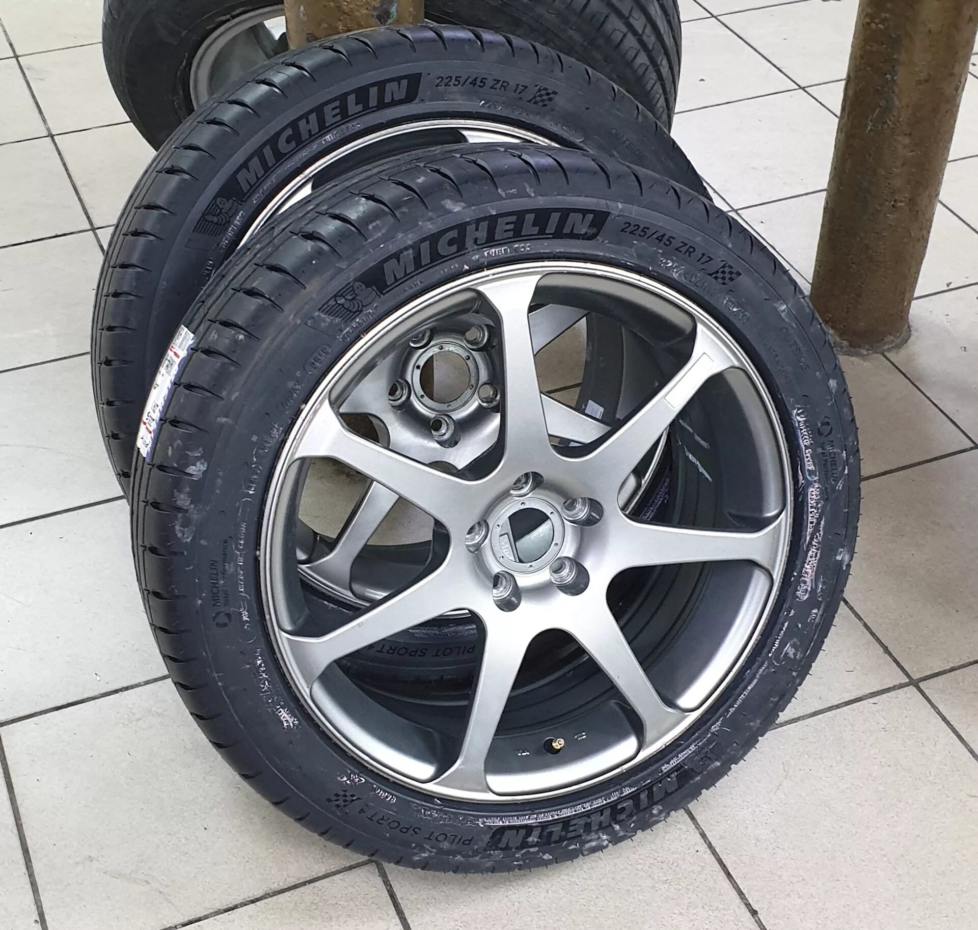 225/45 R17. Колесо 225/45 r17. 225 45 Р17. 225/45 R17 BS.