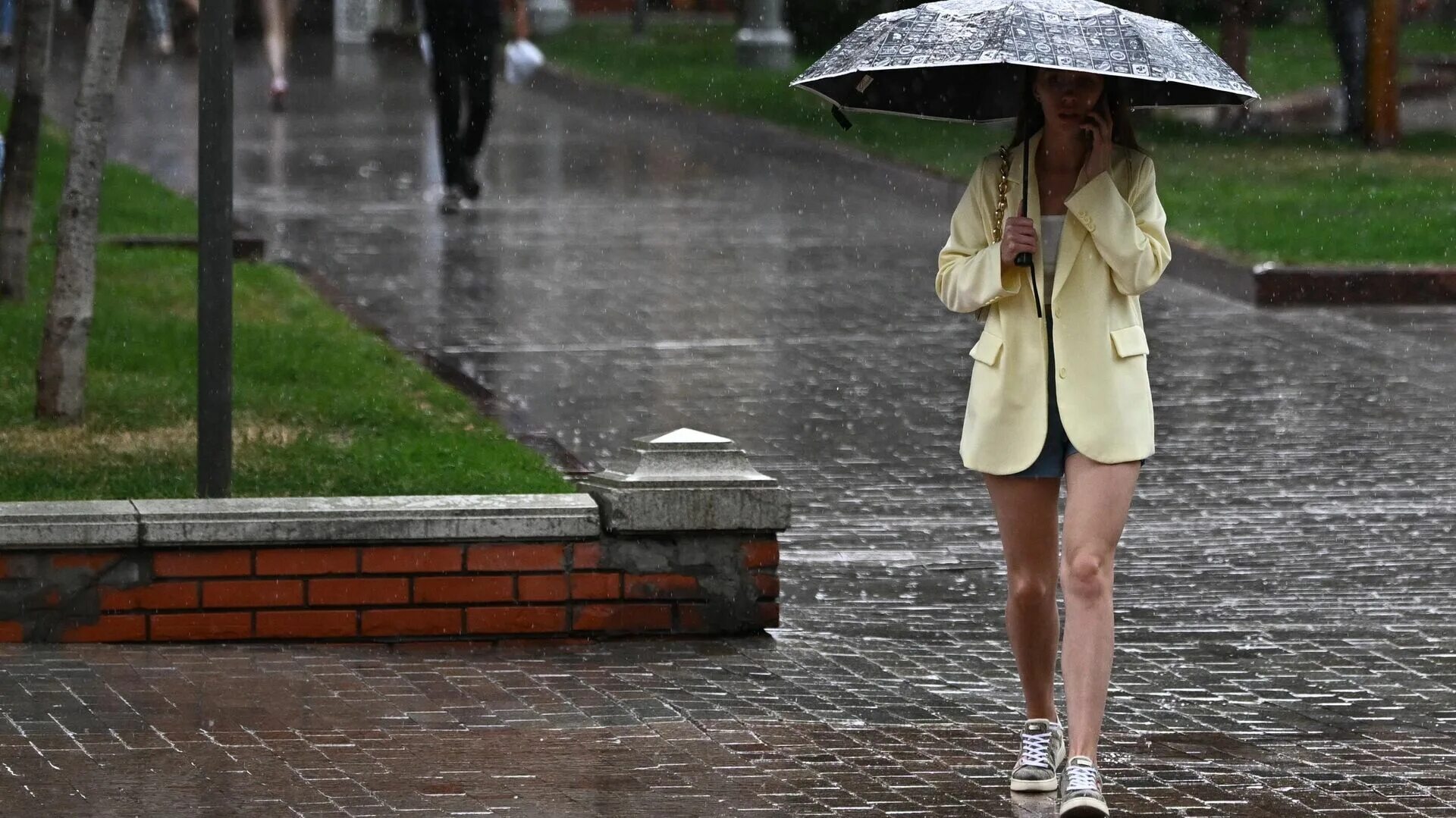 Дождливый день. Дождливая погода. Дождь в Москве. Улица под дождем.