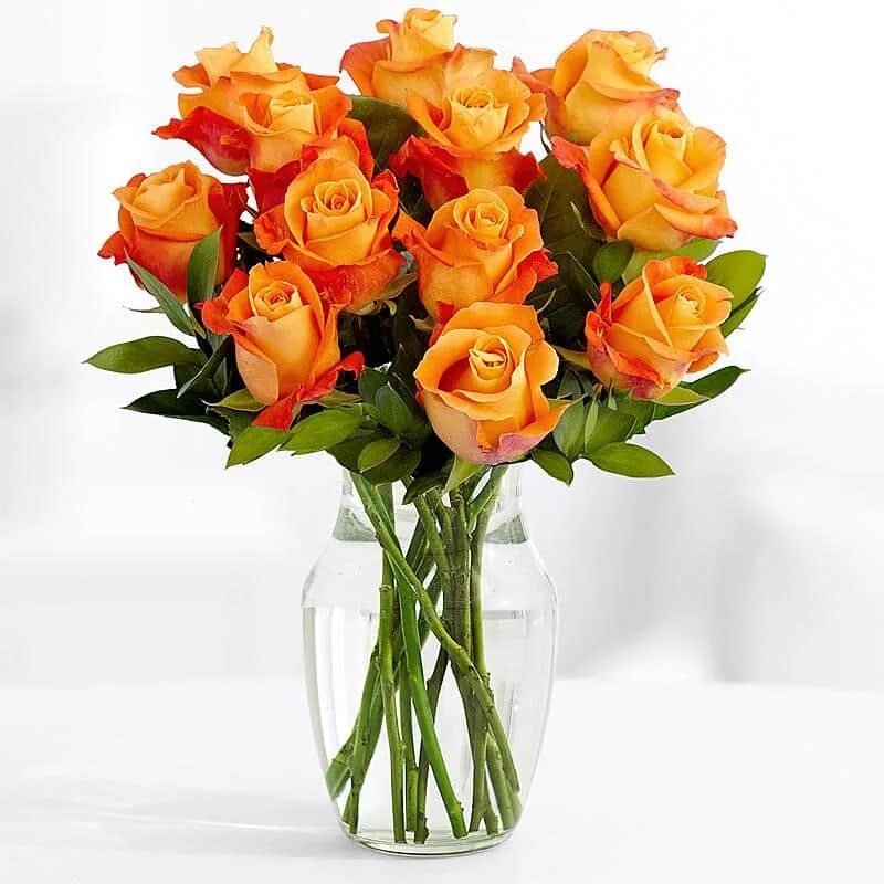 Оранжевые розы в вазе