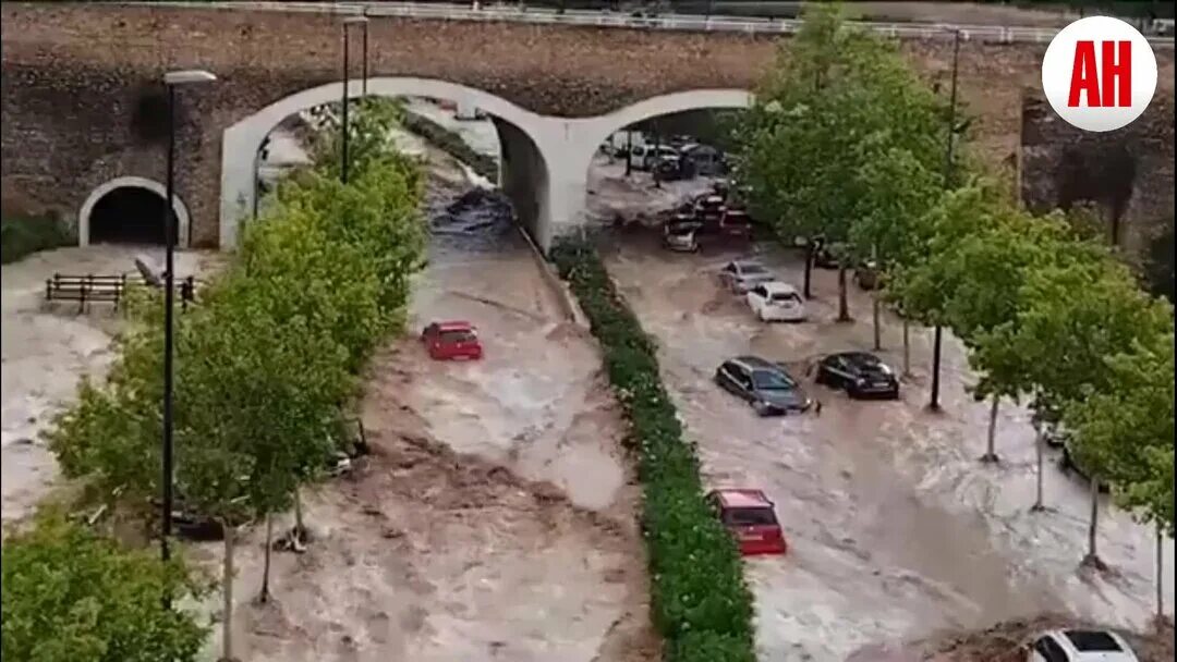 После долгих дождей. Наводнение. Наводнение в Испании. Наводнение в Сарагосе. Ливень в Испании.