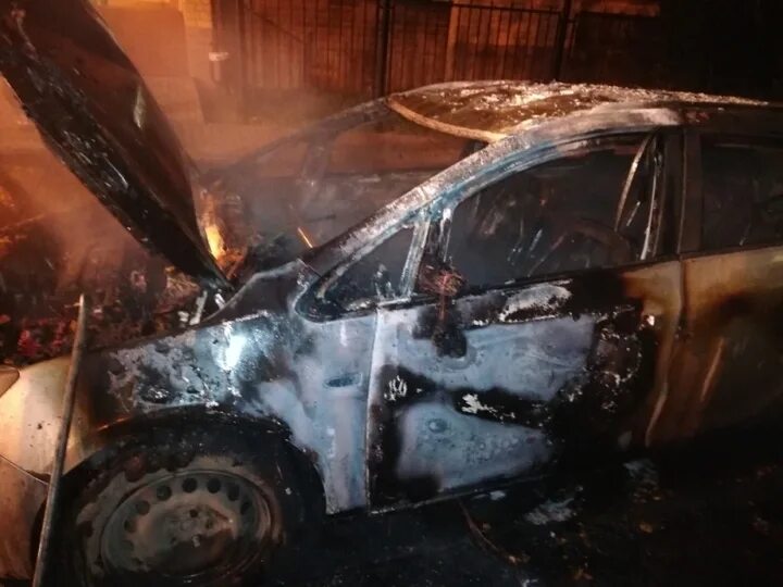 Где сгорели машины. В Рыбинске сгорела машина. Сгорели машины в Ярославле. Сгорела машина на пятерке Ярославль. Красная Горбатка сгорела машина.