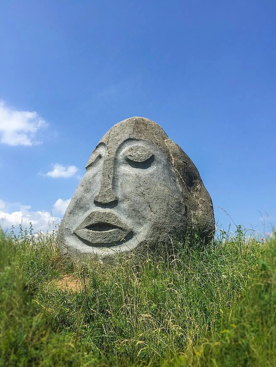 Смайлик камень лицо. Каменное лицо. Камень с лицом. Статуя Каменное лицо. Камень с каменным лицом.