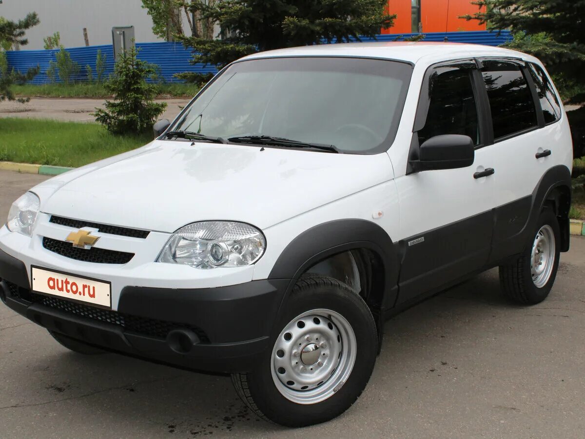Купить б/у Chevrolet Niva I Рестайлинг 1.7 MT (80 л.с.) 4WD бензин механика в Са