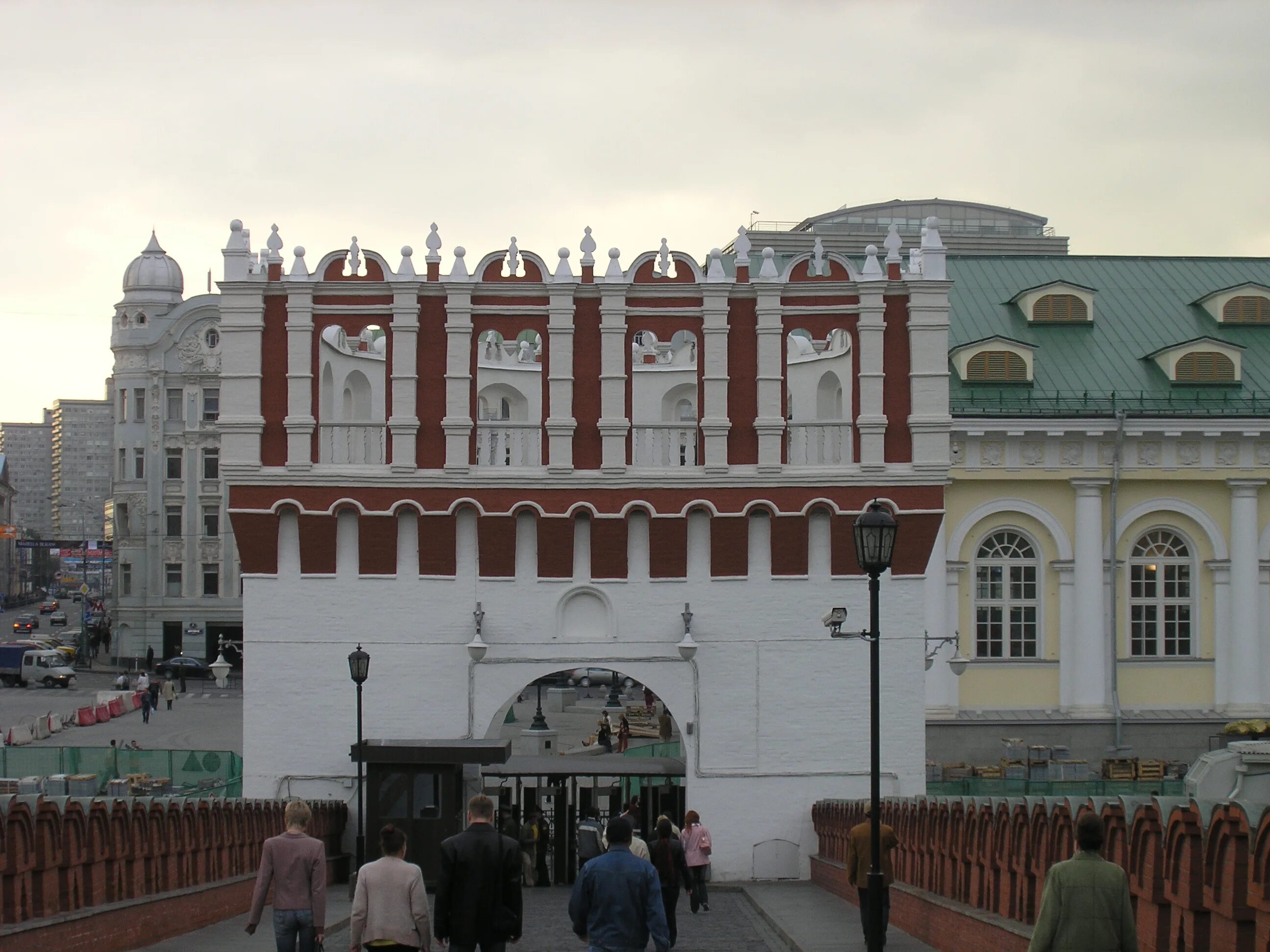 Дворец через