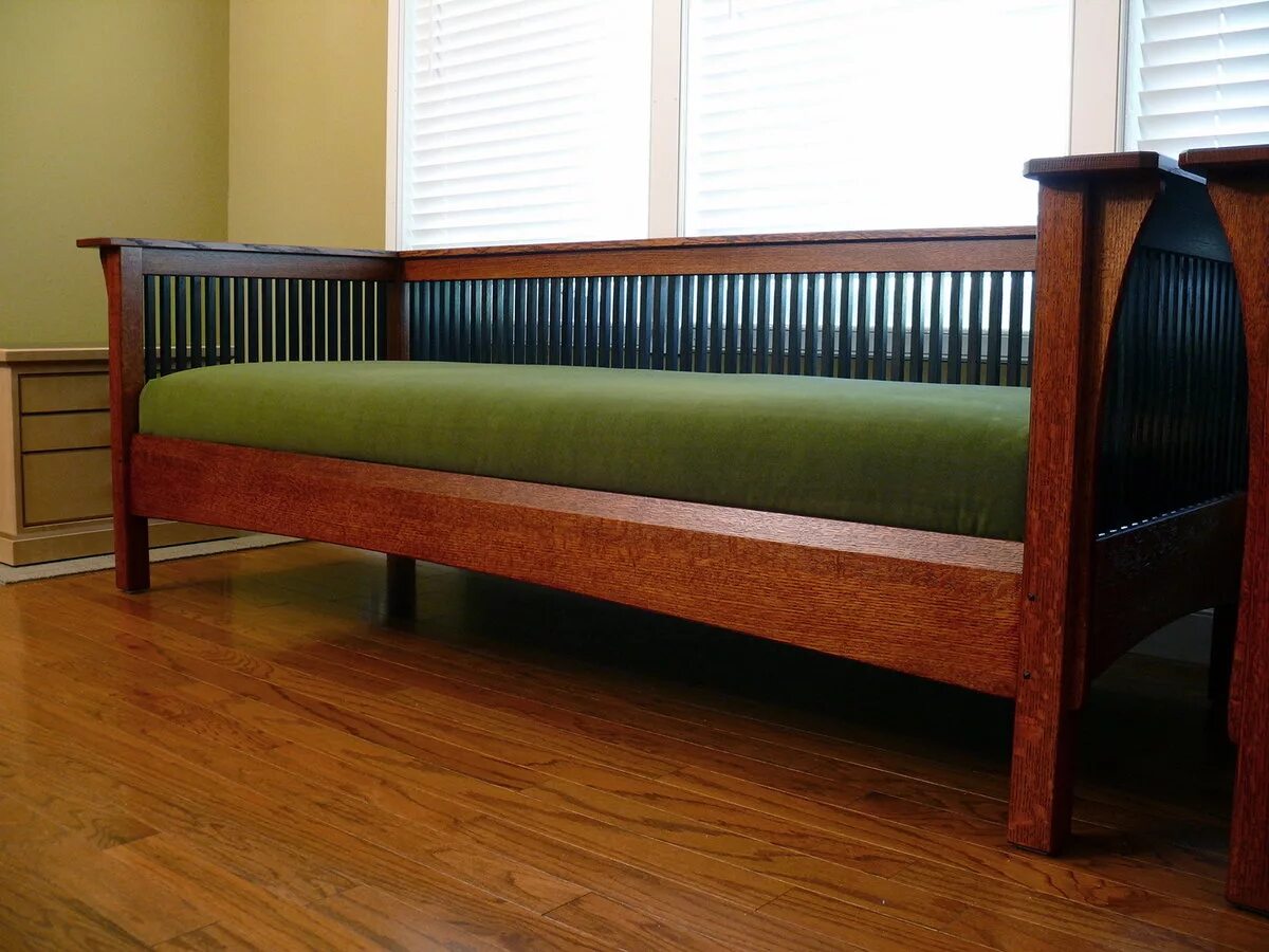 Самодельный диван. Кушетка деревянная. Скамья кровать. Деревянный диван. Самодельный деревянный диван.