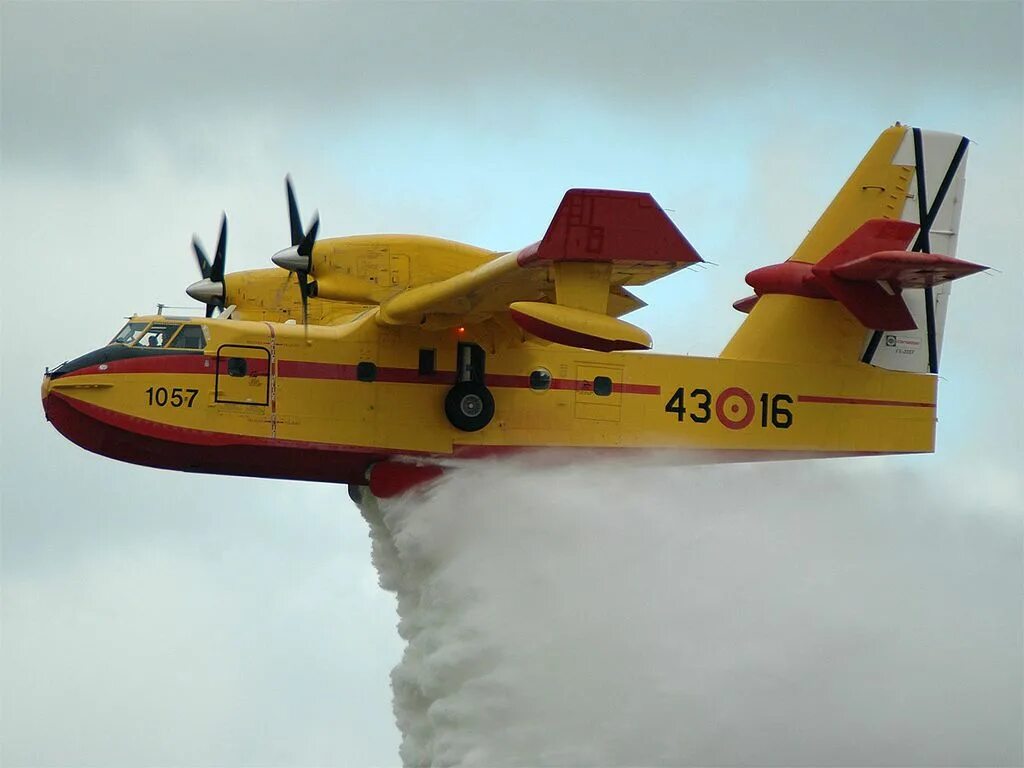 В каком году появились пожарные самолеты. Самолёт Canadair CL-215t. Канадэр CL-215. Самолету-амфибии Canadair CL-215. Пожарного самолета Canadair CL-215.