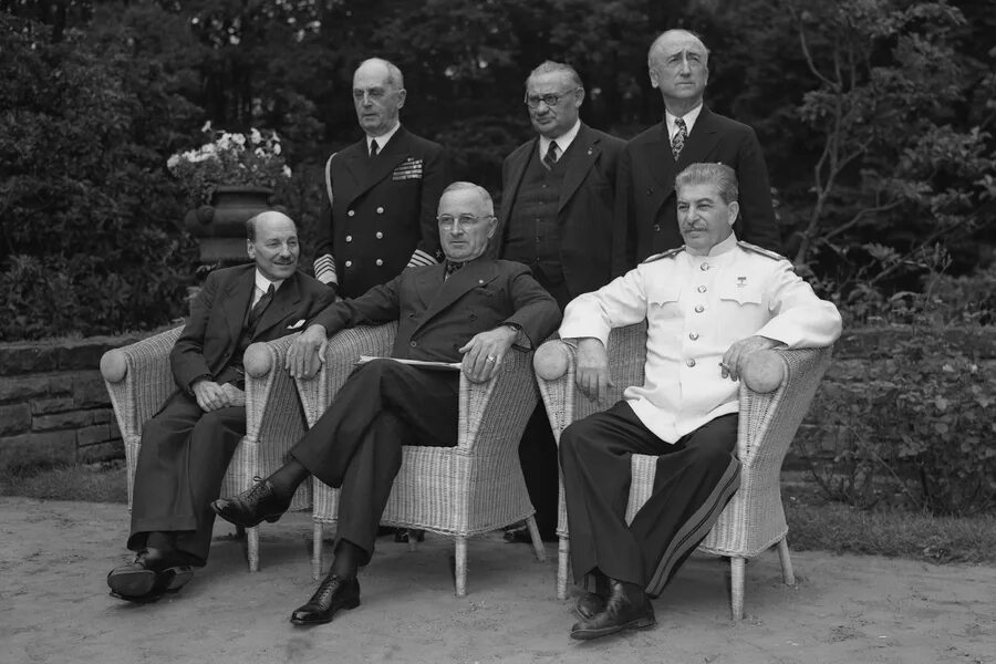 Потсдамская конференция 1945 трумэн черчилль. Лидеры потсдамской конференции. Лидеры потсдамской конференции. Сталин трумэн черчилль потсдамская конференция. Потсдамская конференция конференция 1945.