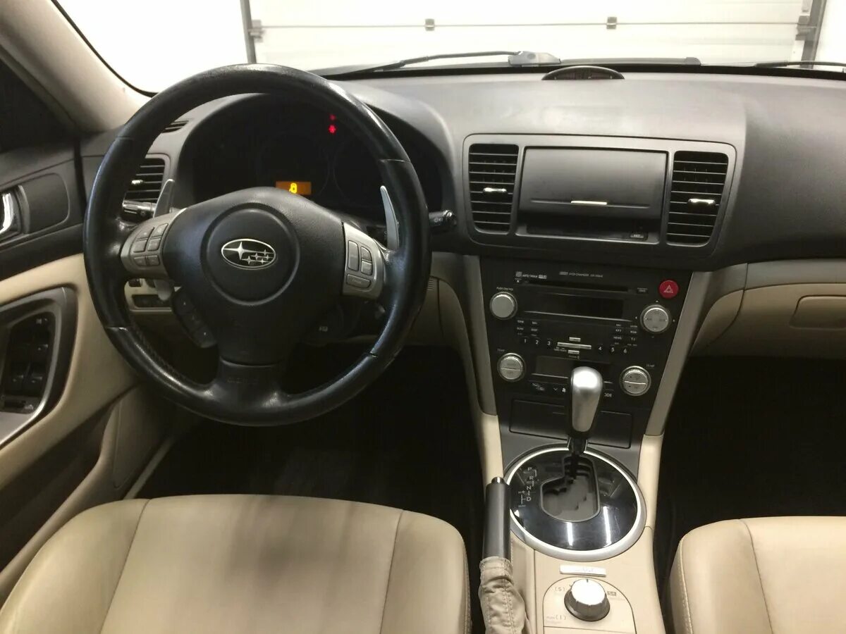 Субару Аутбек 3 салон. Subaru Outback 2008 салон. Subaru Outback 3 поколения. Субару Аутбек 3 поколения салон.