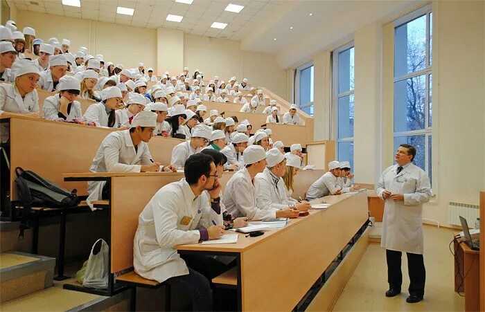 Преподаватель медицинского вуза. Лекция в медицинском вузе. Лекция в мединституте. Студенты медики. Лекция в меде.