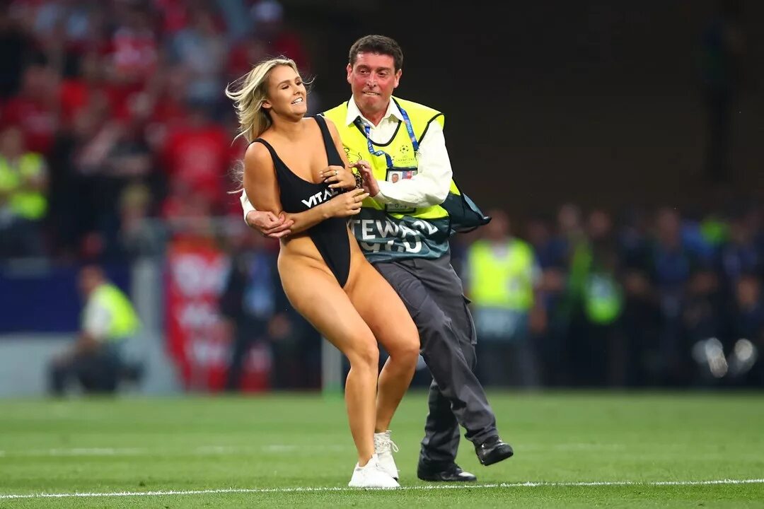 выбежала в какое поле. болельщик выбежал на поле. кинси волански на финале лиги чемпионов. кенси волански фтнал лири че пионов. кинси волански ливерпуль тоттенхэм.