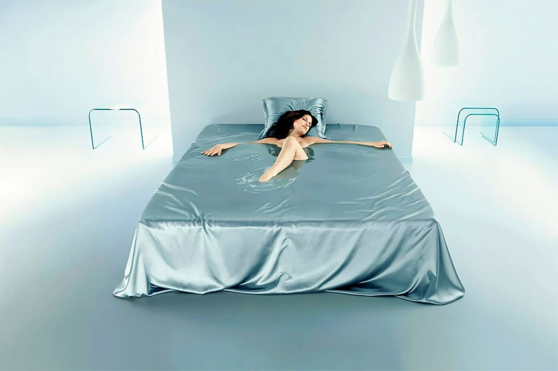 Как стать кроватью. Кровать с матрасом. Креативные матрасы. Кровать в виде женщины. Фотосессия на матрасе.