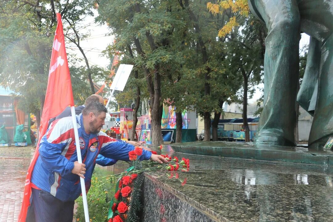 Феодосия мемориал Феодосийскому десанту. Феодосийский десант в Крыму. Памятник феодосийскому десанту