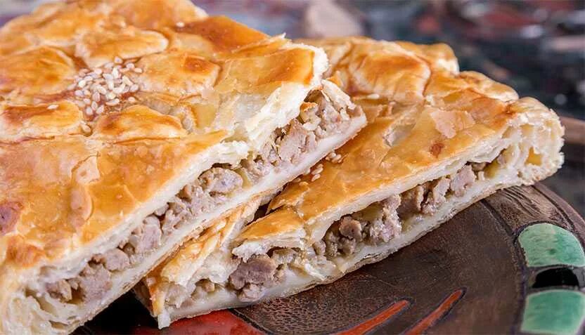 Пирог с картошкой в духовке слоеное тесто. Пирог мясной слоеный. слоеный пирог с мясом. пироги из слоеного дрожжевого теста. пирог из слоеного дрожжевого теста с фаршем.