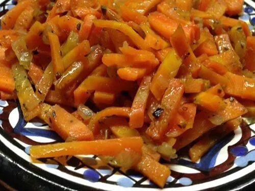 Морковь тушеная с сметаной. Тушёная морковь рецепт. сколько тушится морковь.