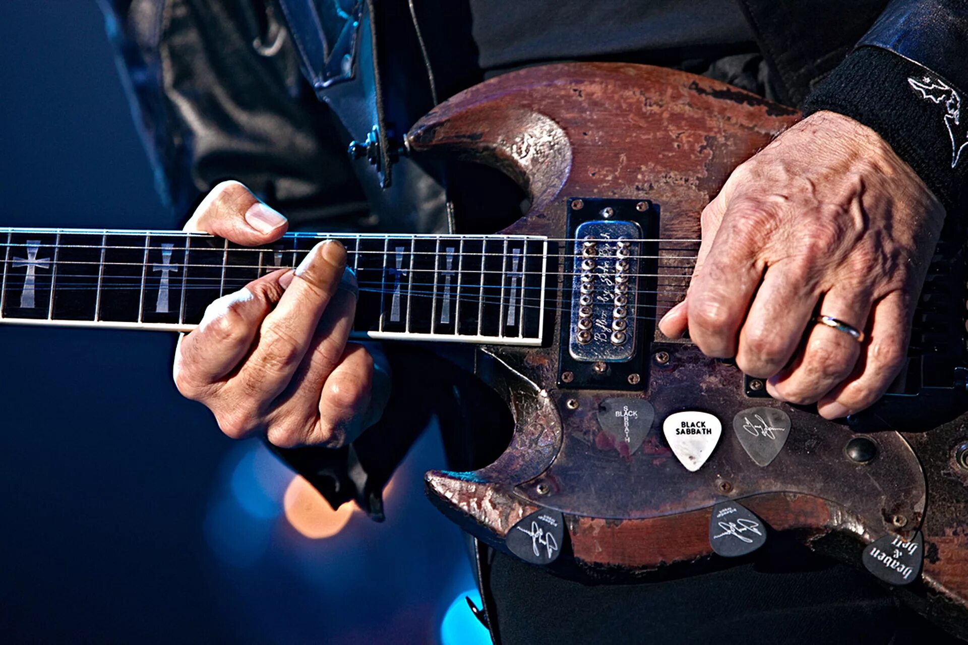 Тони Айомми. Томми Айомми пальцы. Гитарист Тони Айомми. Гитары Tony Iommi.