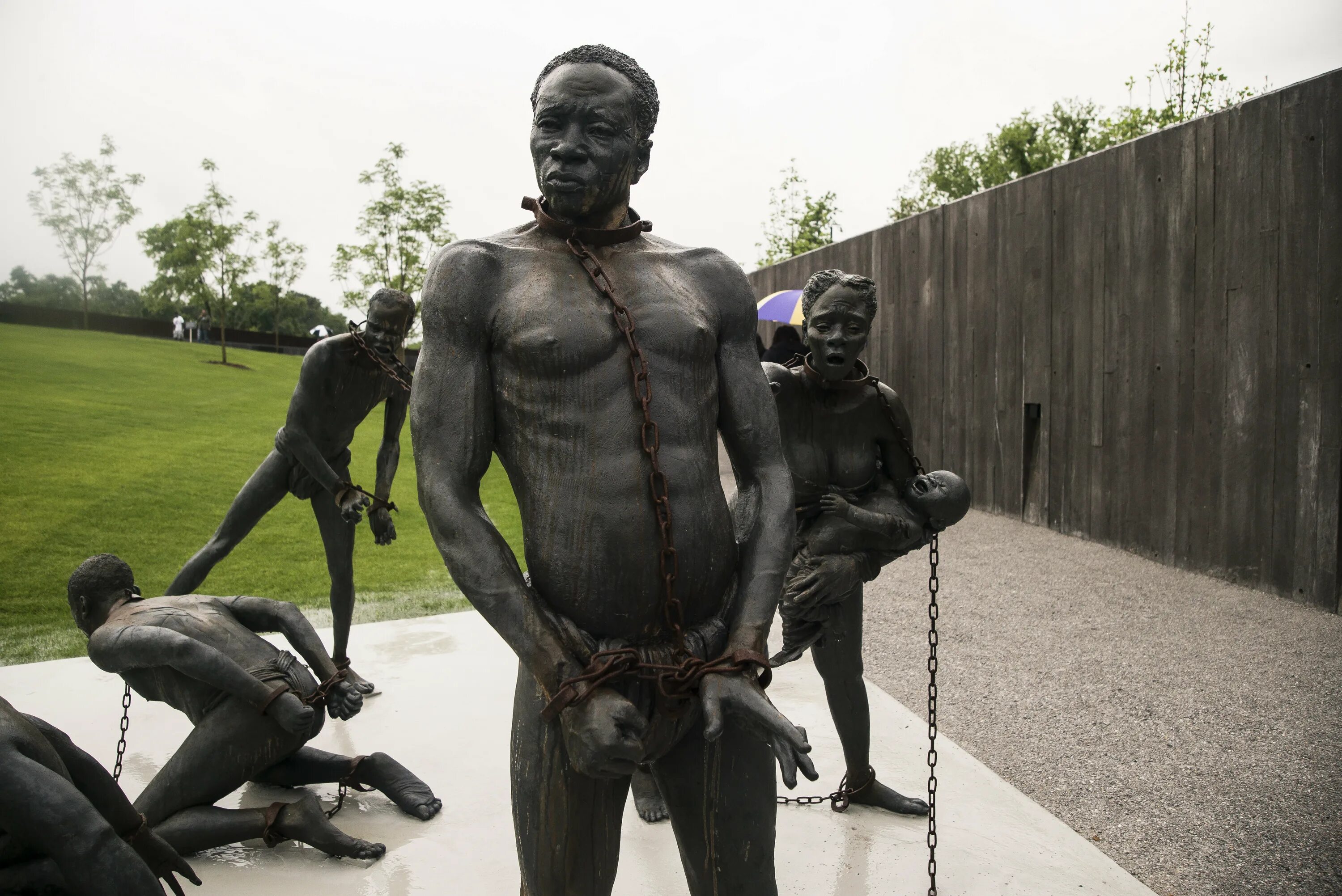 Темнокожий раб. Мемориал жертвам линчеваний в Монтгомери. Статуя негра. Памятник негру.