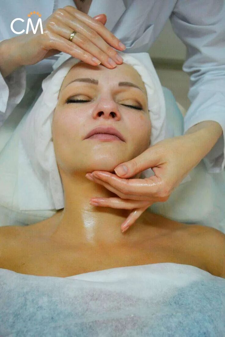 Какие сделать процедуры для омоложения лица. Косметические процедуры. процедуры у косметолога. косметические процедуры для лица. косметологический массаж лица.