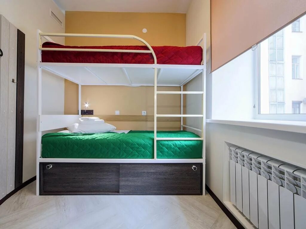 Двухместная комната. Австрийский дворик на Фурштатской 14 хостел. Двухъярусная кровать для хостела. Номер с двухъярусной кроватью. Двухместная комната в хостеле.