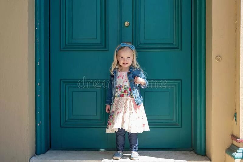 Ребенок стоит у двери. Стоя у маленькая мальчика. Стучится в дверь. Ребенок стоит у двери. Девочка стоит за дверью.