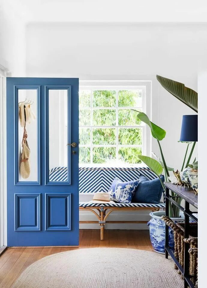 Синяя дверь. Цветные двери в интерьере. Цветныежвери в интерьере. Синие двери в интерьере.