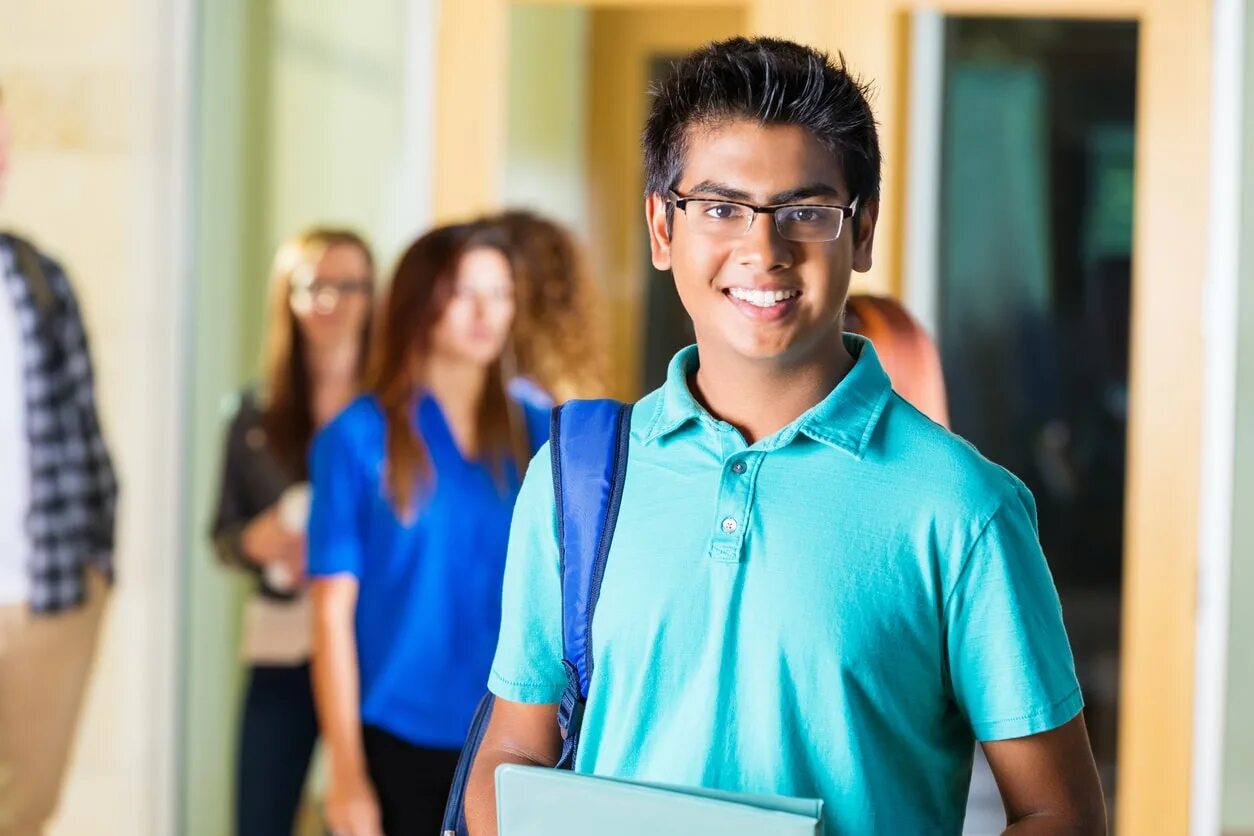 Портрет типичного подростка. Брат студент. Человек иллюстрация. Довольный студент. Студент рисунок.