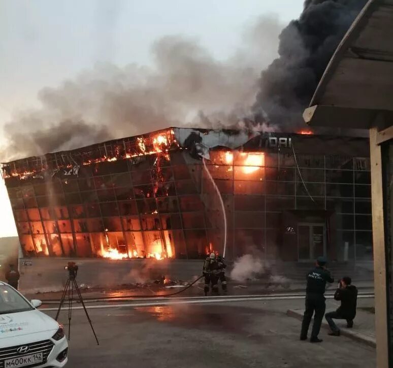 Какой пожар в кемерово. Пожар в Кемерово. Пожар в автосалоне. Сгорел автосалон. Пожары в Кемеровской области.